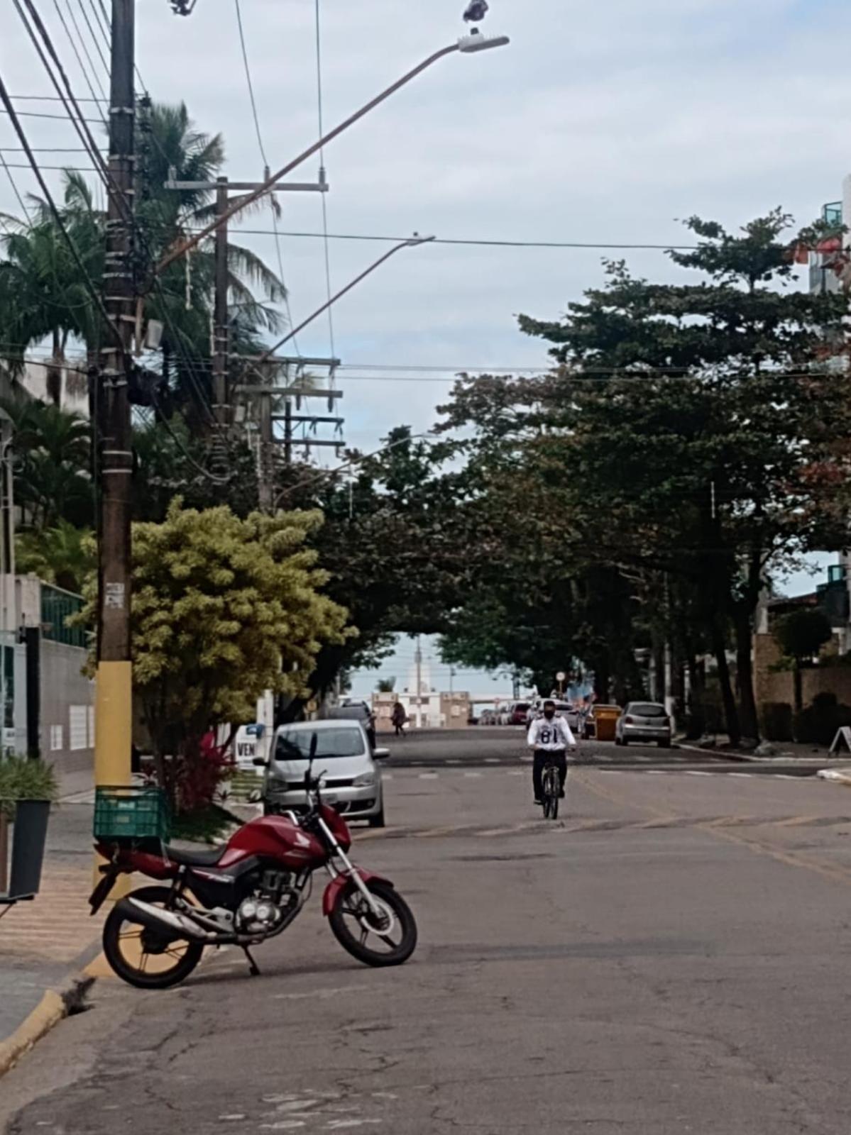 Com Estacionamento, Wi-fi, Ar Condicionado A 300 Metros Da Da Enseada No Guaruja. Apartment *